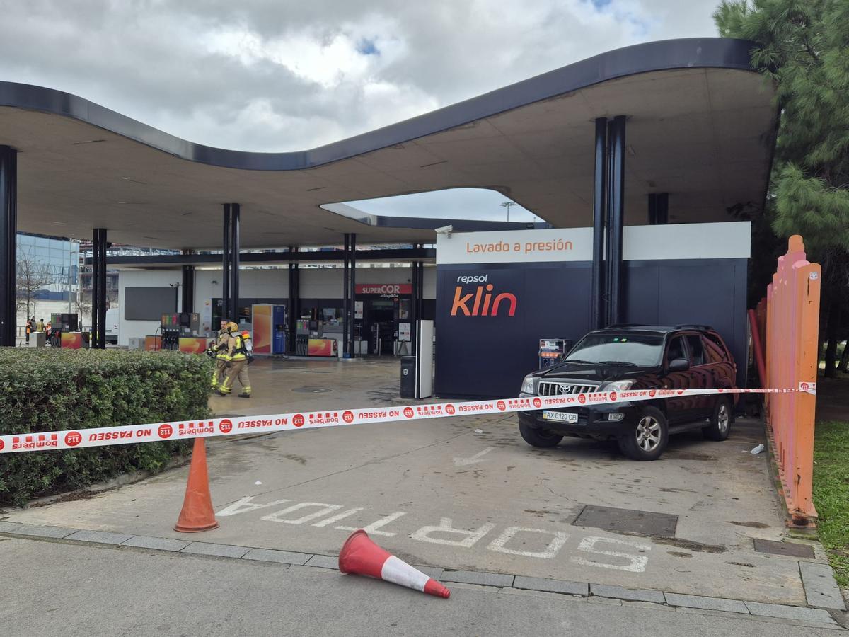 El vehículo que ha causado la fuga de gas licuado, en la gasolinera acordonada en la Granvia de L'Hospitalet.