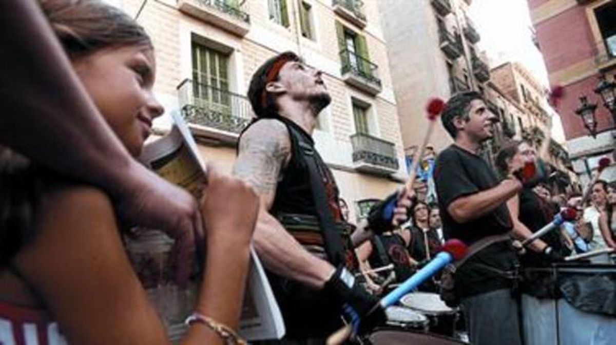 Grups de tamboriners i colles de foc, ahir a la tarda, a la plaça de la Vila de Gràcia, d’on van partir per recórrer diversos carrers. Grups de tamboriners i colles de foc, ahir a la tarda, a la plaça de la Vila de Gràcia, d’on van partir per recórrer diversos carrers.