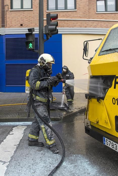 Bomberos trabajan en la extinción de un incendio en un camión blindado