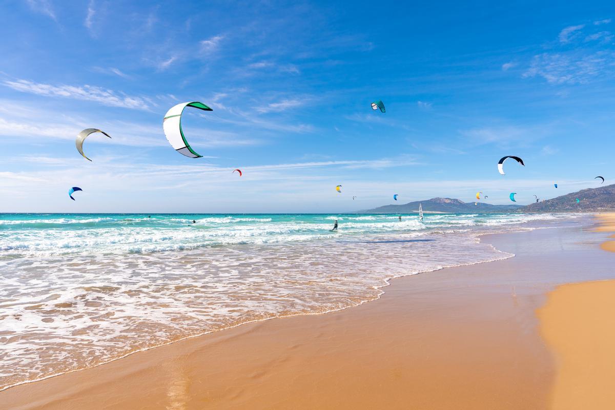 Playa de Tarifa en Cádiz horizonte de la ciudad de surf de Andalucía España con un montón de kitesurf cometas cielo soleado