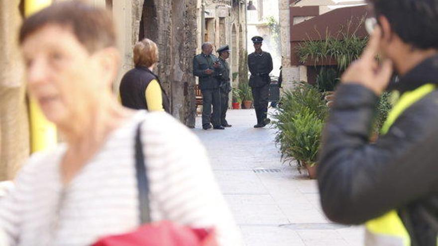 Al fons, actors secundaris vestits de militars del rodatge de la sèrie a Besalú.