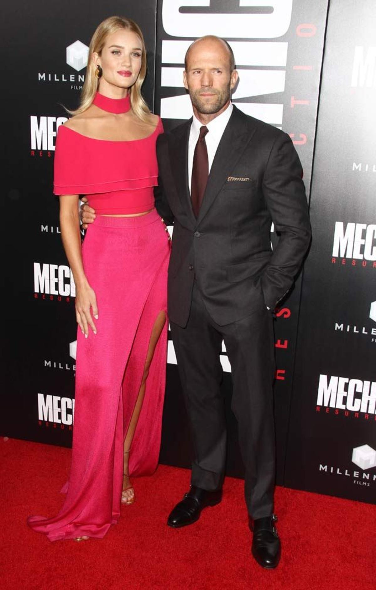 Jason Statham y su novia en el estreno de Mechanic: Resurrection'
