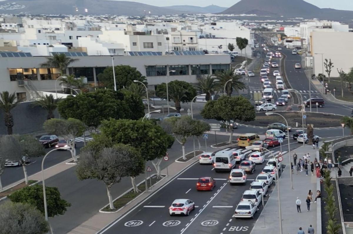 Tramo de la calle León y Castillo, en Arrecife, próximo a donde se instalará la primera gasolinera de la empresa 'low cost' Petroprix en Lanzarote