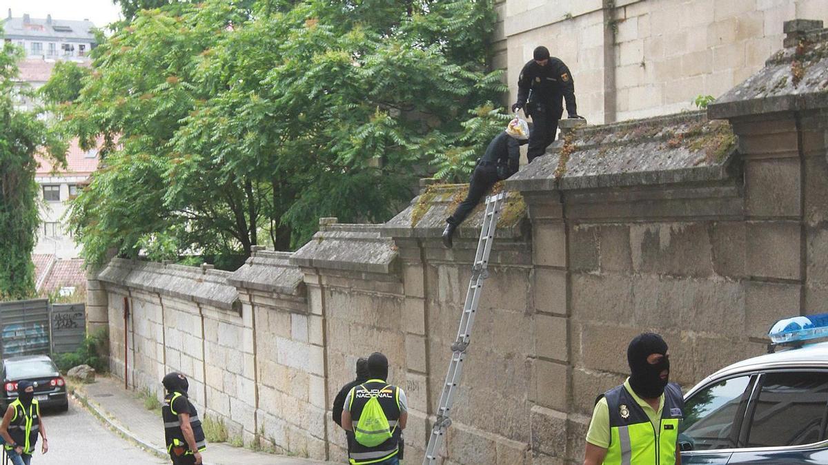 Agentes recuperan una bolsa del recinto de la vieja cárcel de Ourense.