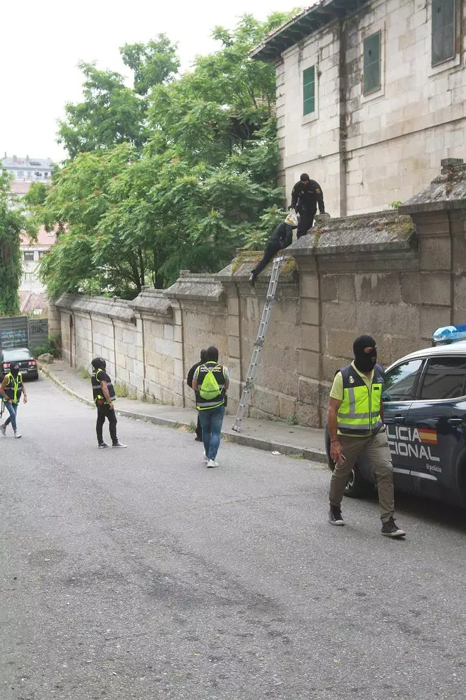 Traficantes tiran droga por la ventana a la vieja cárcel de Ourense tras entrar la Policía a detenerlos en casa