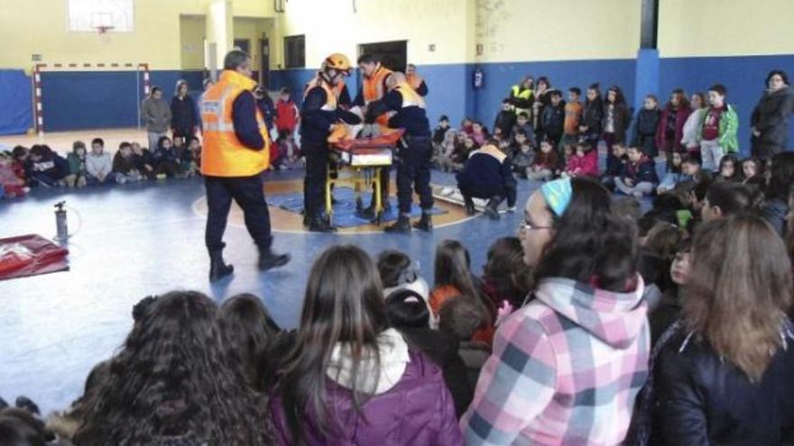 Protección Civil enseña a los alumnos cómo auxiliar a un herido.