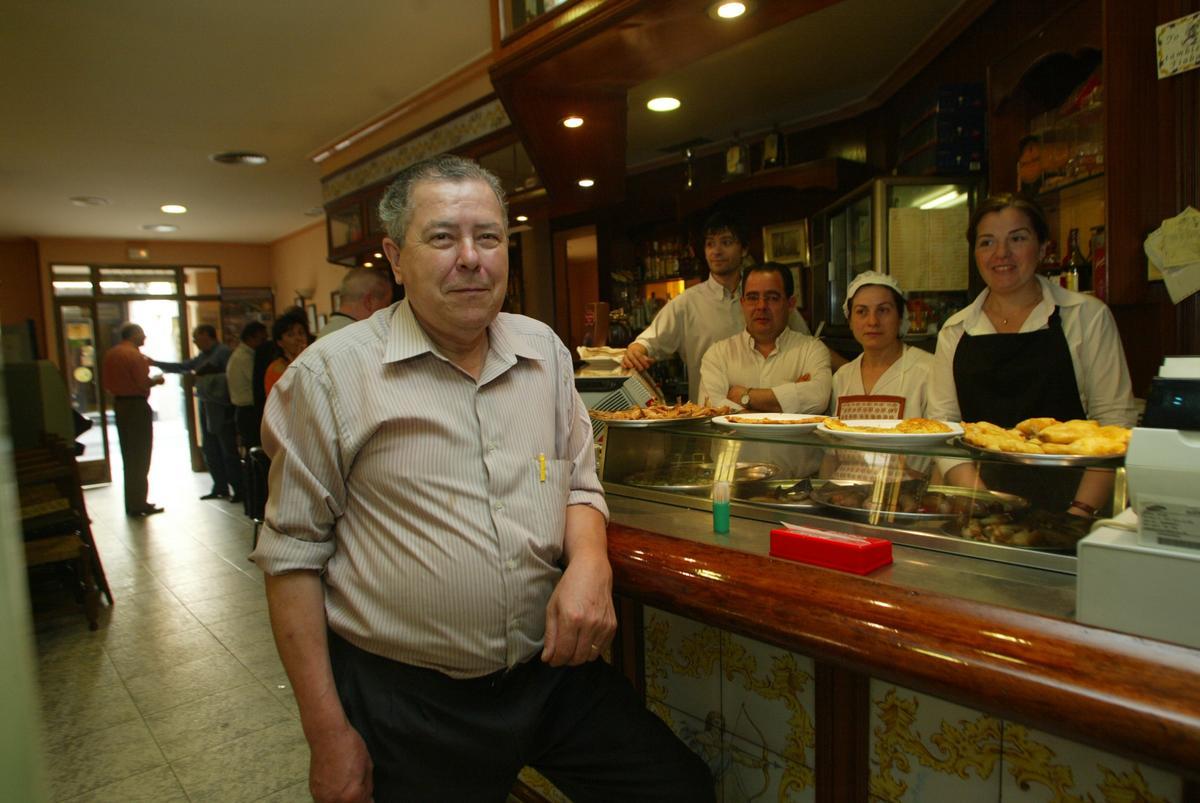 El responsable y los trabajadores del OAR, días antes del cierre del local.