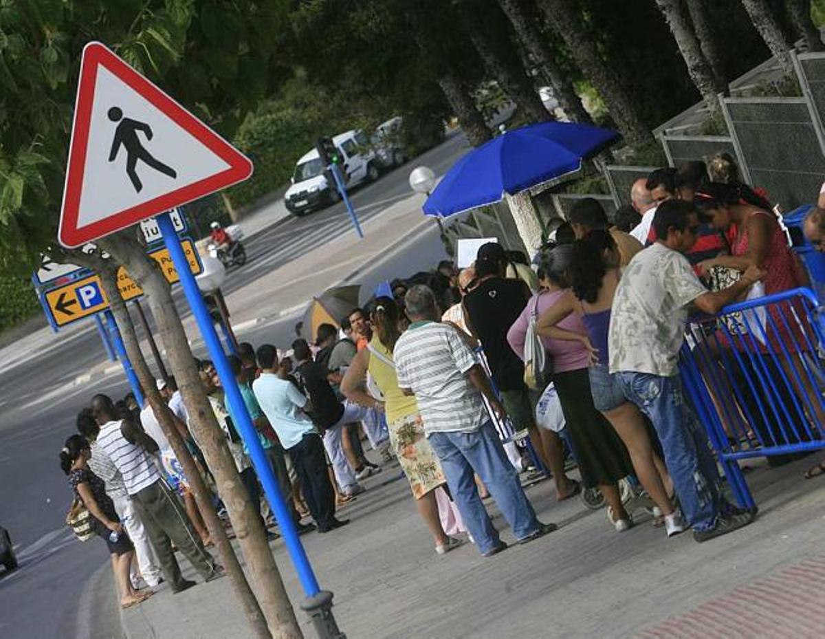 Inmigrantes en las dependencias de Extranjería de Campo de Mirra, en una imagen de archivo