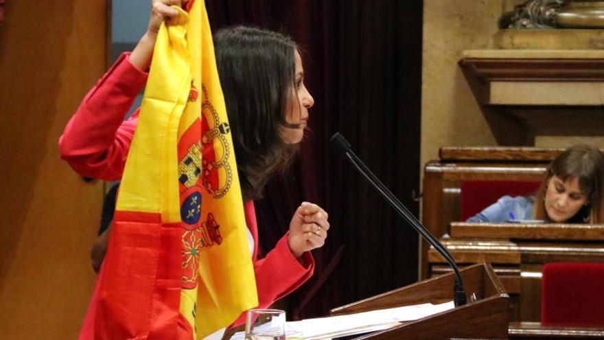 Arrimadas, amb una bandera espanyola: «No la faran desaparèixer de Catalunya»