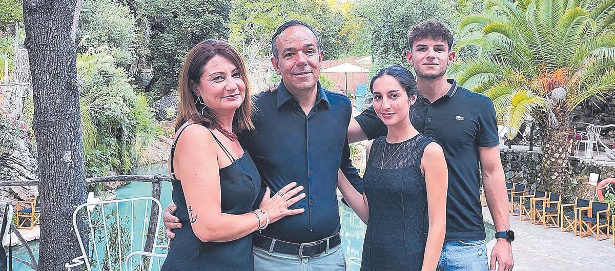 Josep Antoni Bernat, en el centro, con su familia, Gemma, Irene y Pep Toni.