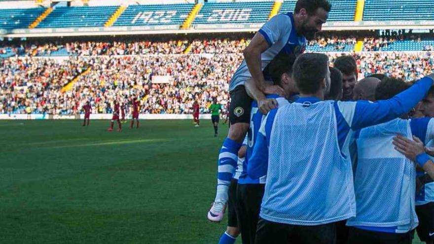 Los jugadores del Hércules celebran el gol de Chechu Flores al Tudelano en el Rico Pérez.