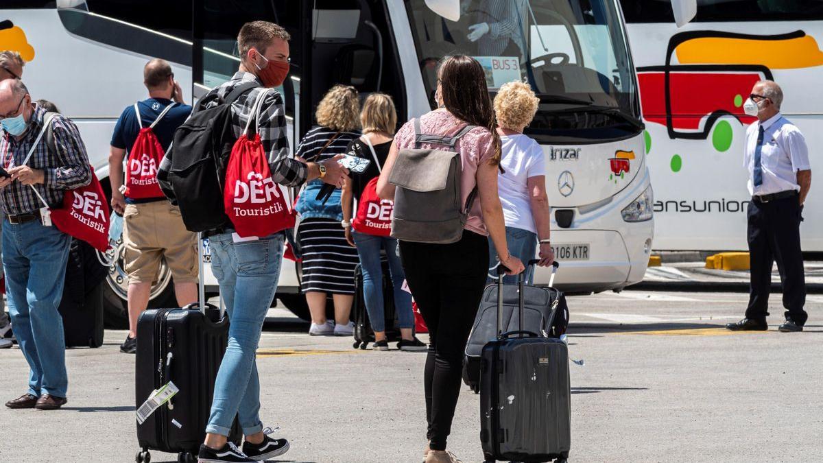 Llegada de turistas al aeropuerto de Palma..