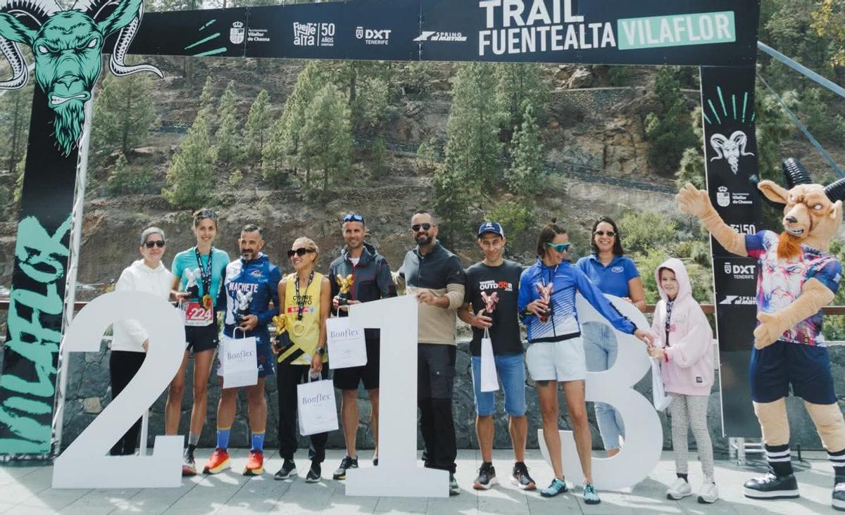 Podio con los tres mejores en féminas y masculinos en la 30K. | EL DÍA