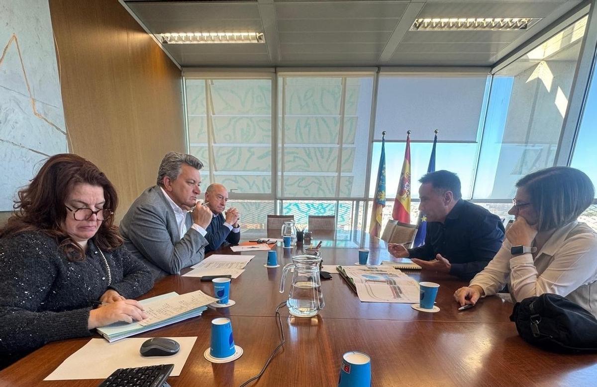 Reunión del alcalde de Foios con el conseller por la eliminación del paso a nivel del metro.