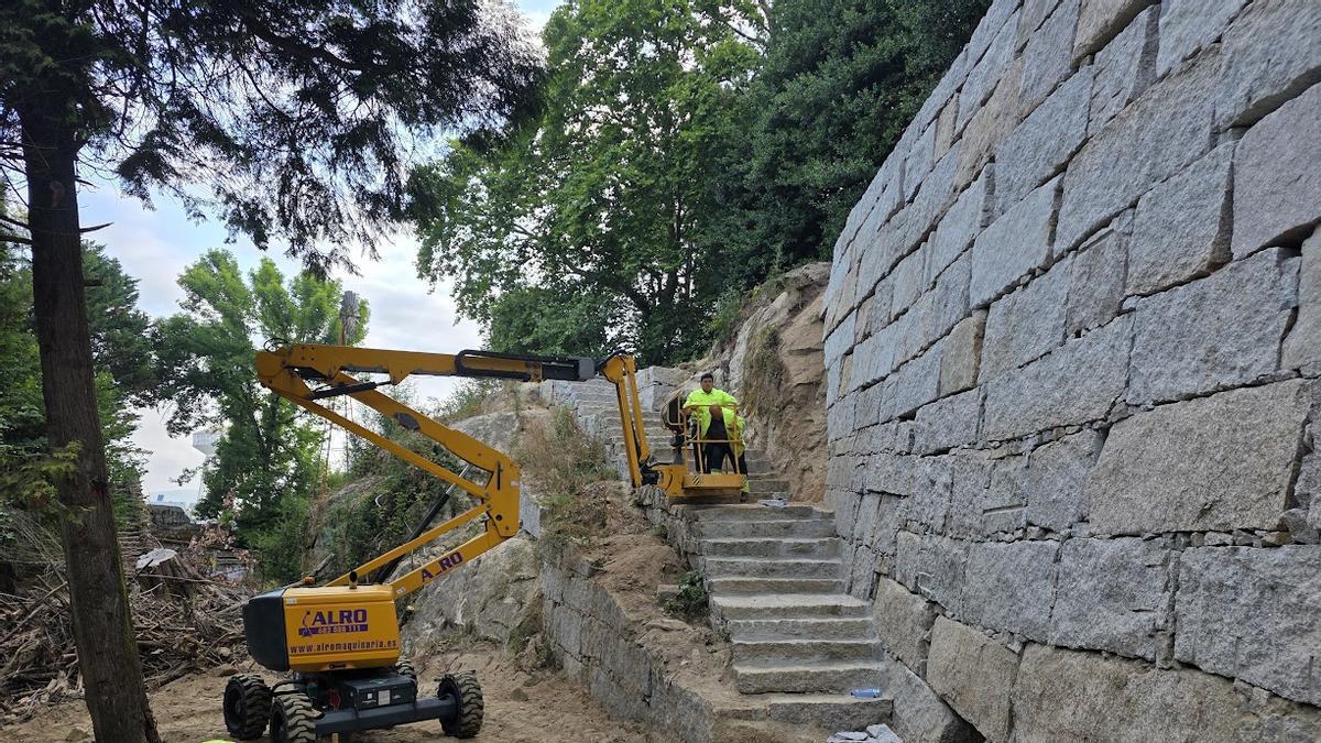 La nueva escalera de piedra y el muro de contención.