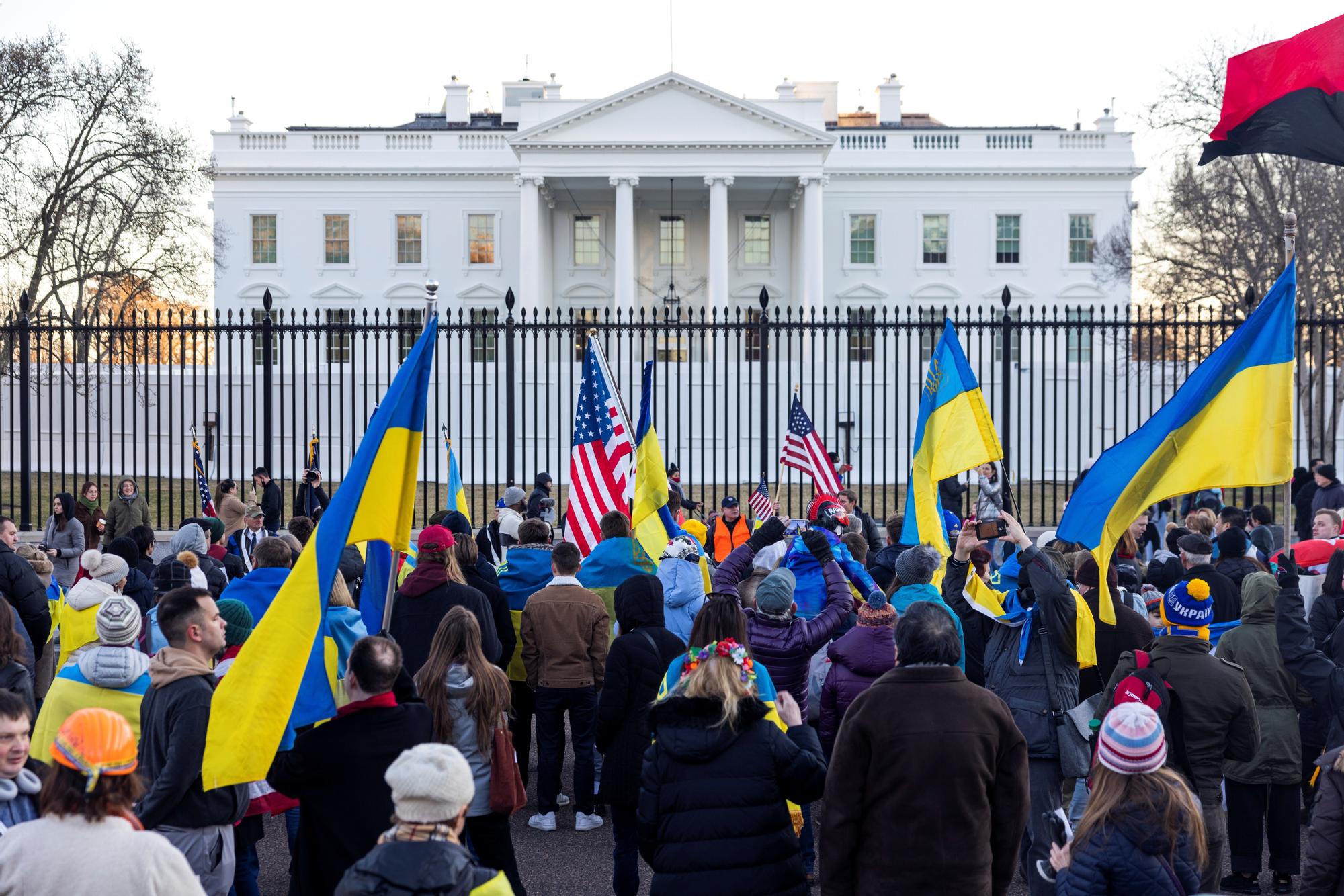 Estadounidenses ucranianos marchan frente a la Casa Blanca contra lo que llamaron la 'guerra rusa en curso de ocho años en el este de Ucrania', en Washington