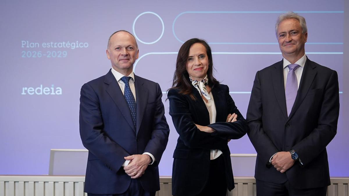 Roberto García Merino, Consejero Delegado de Redeia; Beatriz Corredor, Presidenta de Redeia; y Emilio Cerezo, Director Corporativo Económico Financiero de Redeia.