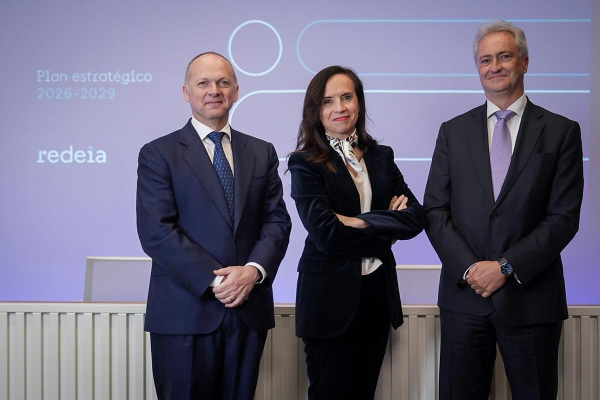 Roberto García Merino, Consejero Delegado de Redeia; Beatriz Corredor, Presidenta de Redeia; y Emilio Cerezo, Director Corporativo Económico Financiero de Redeia.