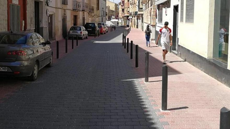 El Ayuntamiento ha habilitado una zona peatonal en la calle Federico Balart, en la que los coches aparcaban en ambos lados.