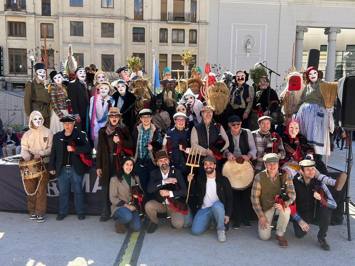 Miembros del desfile, en la plaza de El Carmen