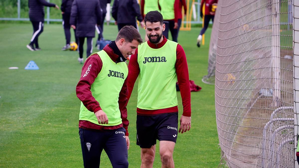 Xavi Sintes, a la derecha, junto a Pedro Ortiz en la sesión de este martes en la Ciudad Deportiva.