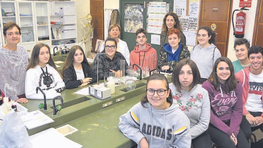 Las profesoras Begoña Torreiro, María José Mosquera y M. José Martínez con los alumnos, ayer.