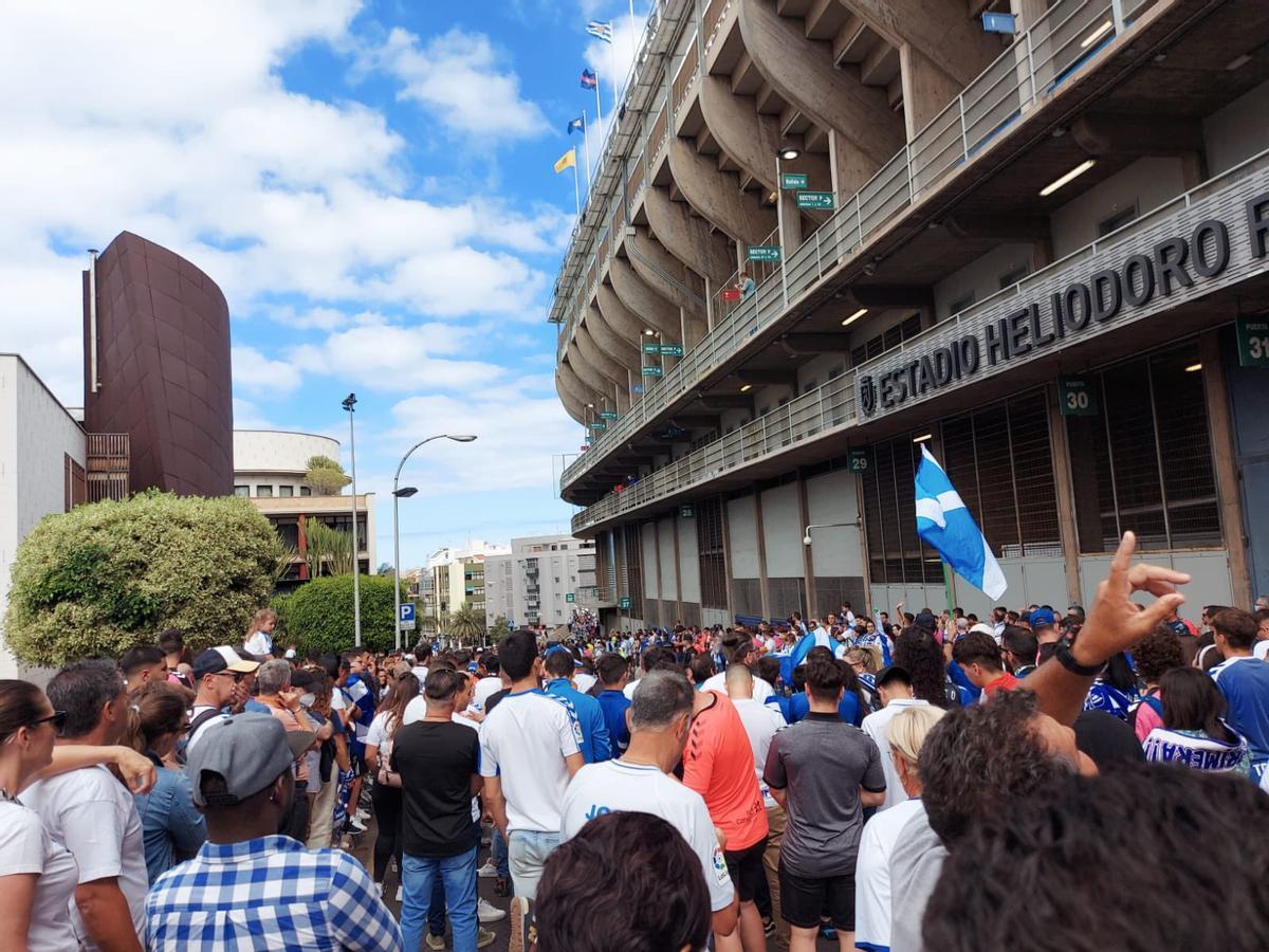 Aficionados blanquiazules, en los aledaños del Heliodoro Rodríguez.