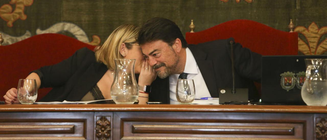 La vicealcaldesa (Cs) conversa con el alcalde (PP), en un pleno.