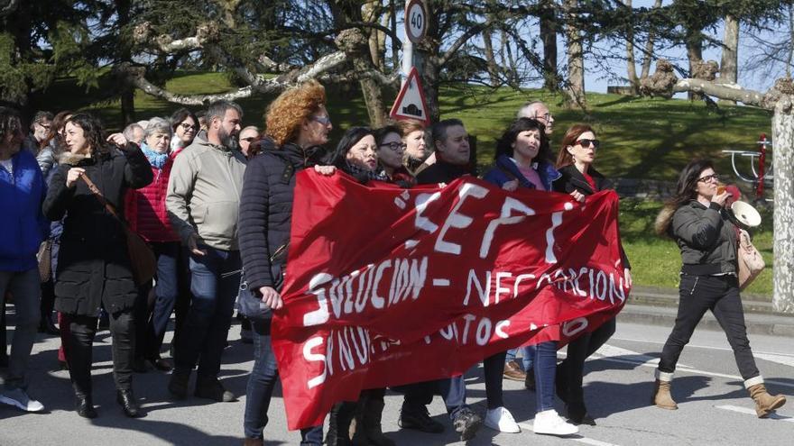 Momento de la manifestación en Llaranes.