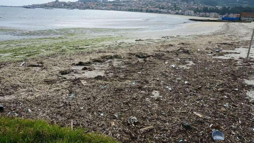 Las mareas arrastraron basura a la playa de O Arnado. // Gonzalo Núñez