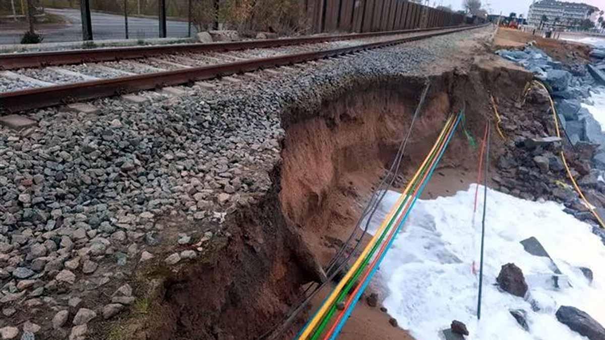 Desprendimiento en la vía de la R1 de Rodalies entre Pineda y Malgrat por el fuerte oleaje