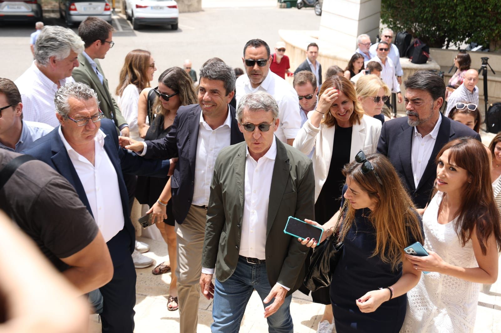 Así han llegado Feijóo y Mazón a la comida con militantes del PP en Alicante