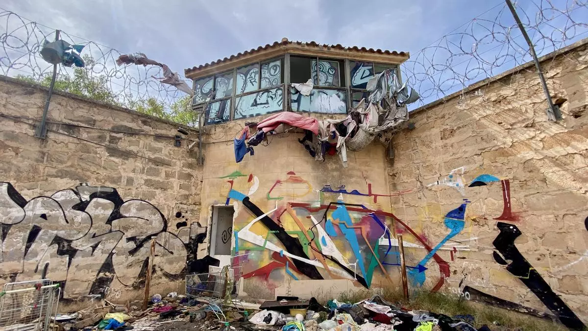 La antigua cárcel de Palma, un basurero en ruinas que da refugio a personas sin techo