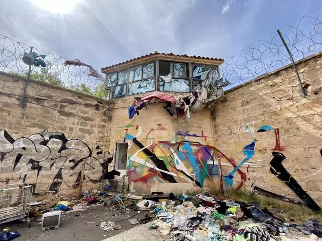 Las fotos del estado actual de la antigua cárcel: Ruinas, basuras y personas sin techo