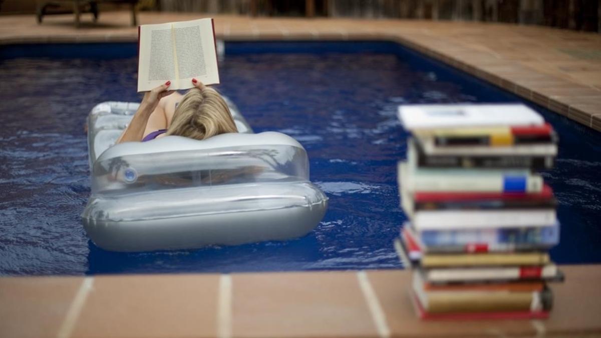 Libros junto a una piscina.