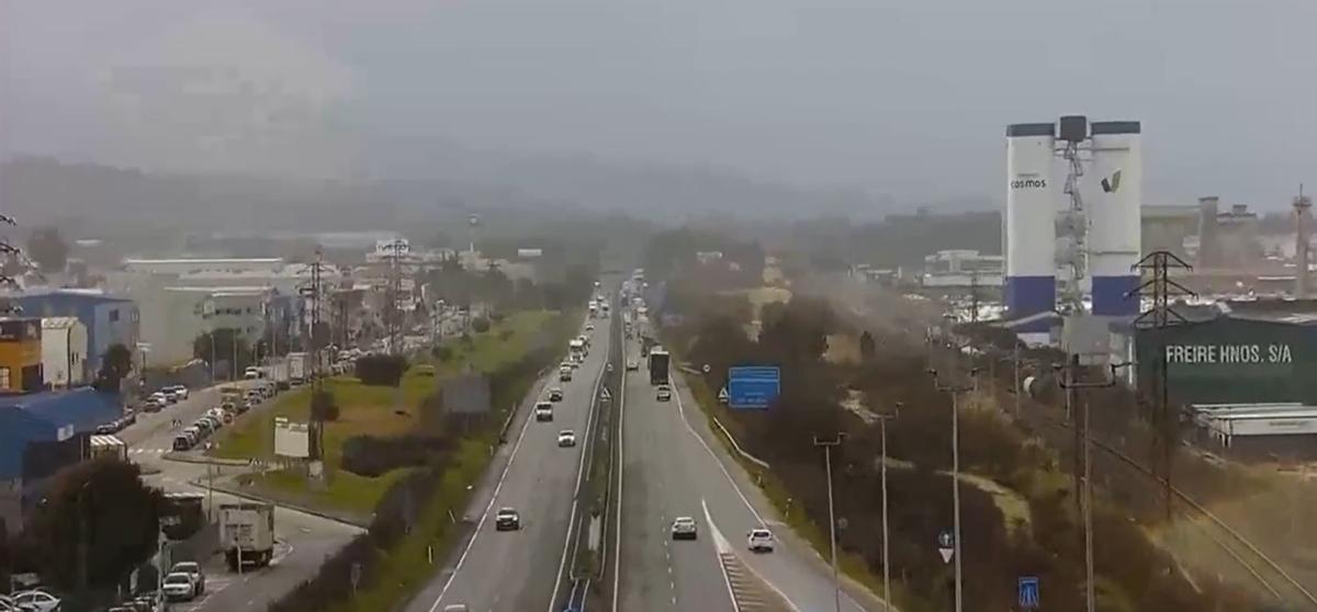 Vista de la A-55, donde un árbol golpeó a una furgoneta y obligó a cortar el tráfico.