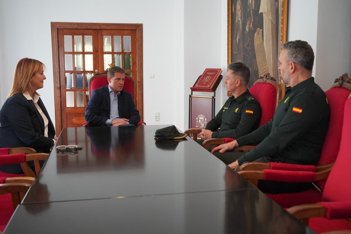 Roger Cerdà y Xelo Angulo, junto al nuevo capitán de la Guardia Civil en Xàtiva.