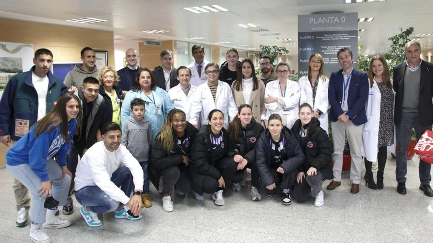 El Sporting y el Motive.co, juntos en la visita a los niños en el Hospital de Cabueñes