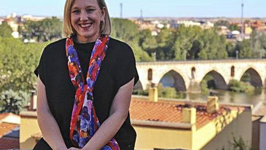 Isabel Blanco, con el Puente de Piedra de fondo, en uno de los miradores de Zamora.