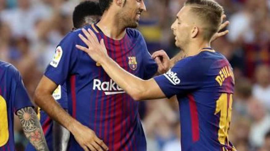 Gerard Deulofeu, celebrant un dels gols d&#039;ahir amb Sergio Busquets.