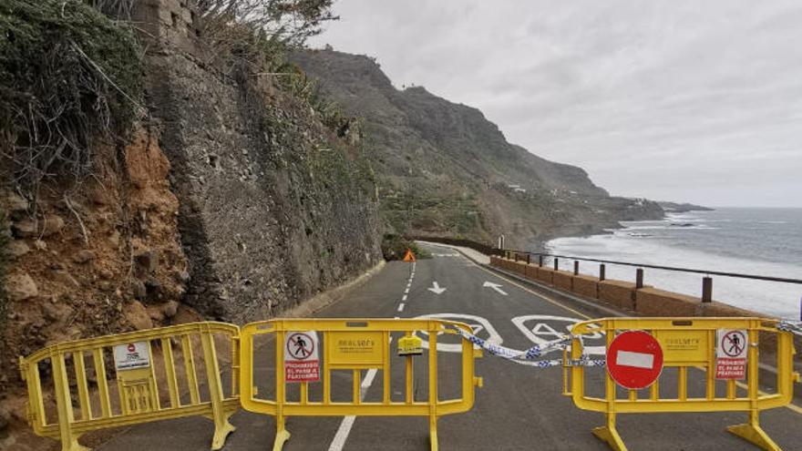 La vía de acceso a la playa del Socorro se cerró en la mañana de ayer.