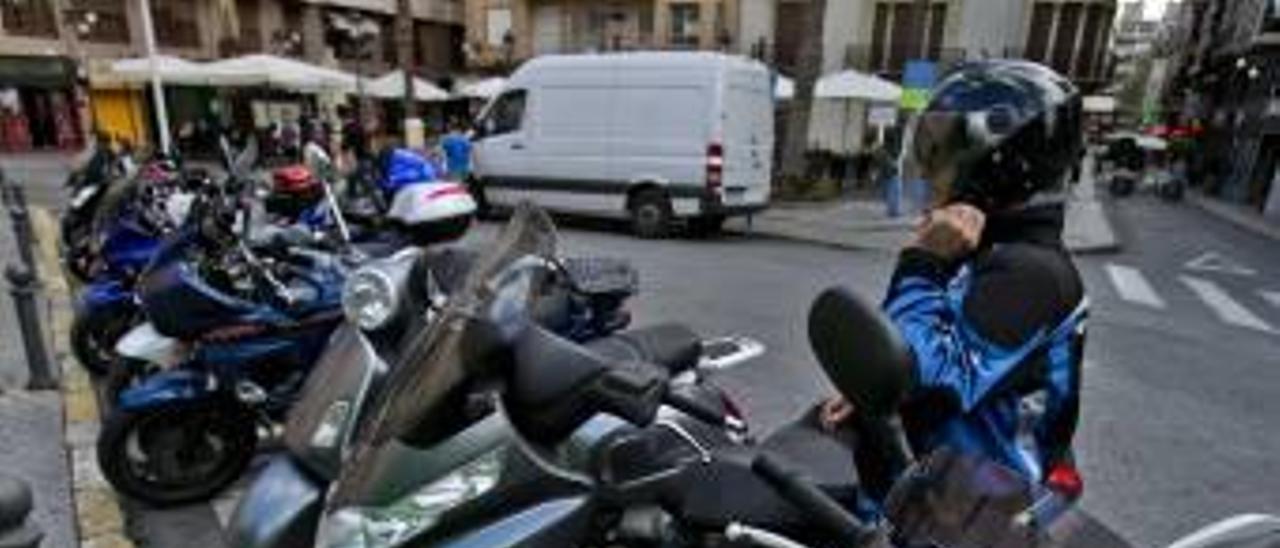 Motos estacionadas en la ciudad de Elche.