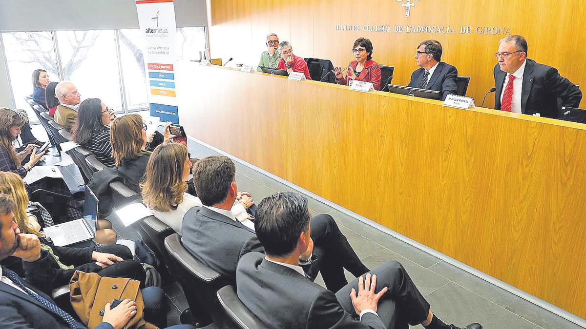 La taula rodona va comptar amb les ponències del fiscal Enrique Barata, els avocats penalistes Carles Monguilod i Xavier Melero i la jutgessa Francisca Verdejo