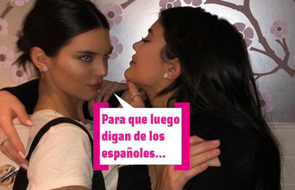 Kendall y Kylie Jenner duermen siesta