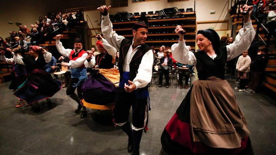 Los miembros del grupo folclórico &quot;Xaréu d&#039;Ochobre&quot; bailan en el transcurso de la fiesta de Difac.