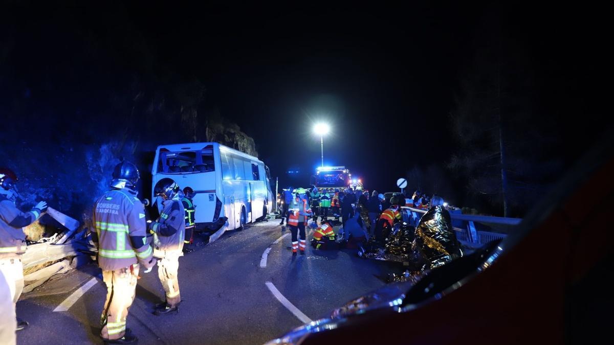 Bomberos y equipos de emergencia atienden a los heridos en el accidente de autocar en Porté-Puymorens (Francia).
