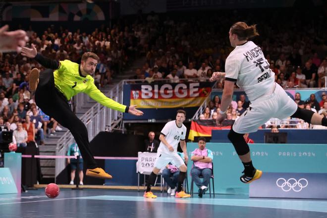 Juri Knorr lanza ante el portero español Gonzalo Perez de Vargas durante el partido de balonmano masculino del grupo A de los Juegos Olímpicos de París 2024, disputado en el South Paris Arena de París.