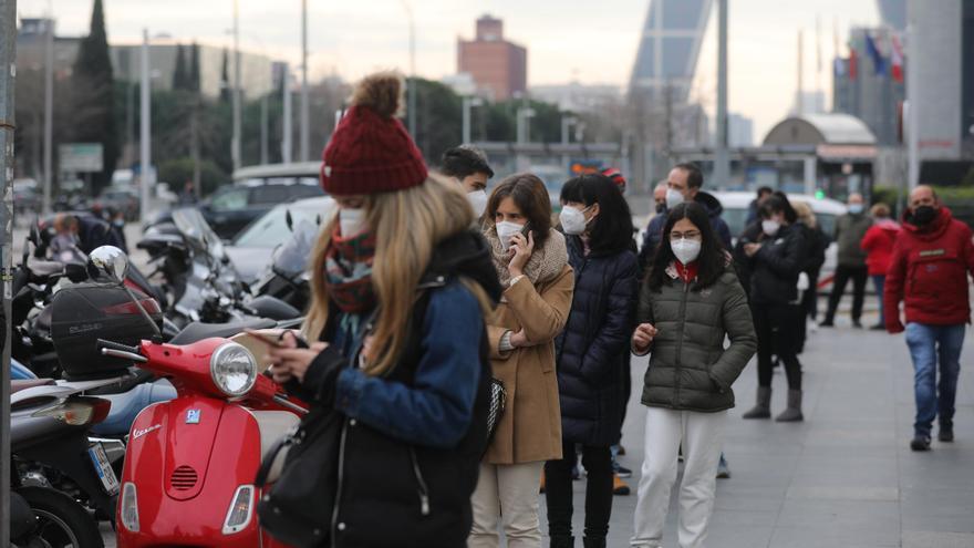 Largas colas en las puertas de los hospitales para hacerse pruebas PCR