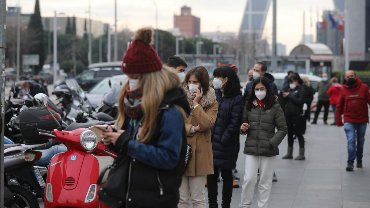 Largas colas en las puertas de los hospitales para hacerse pruebas PCR