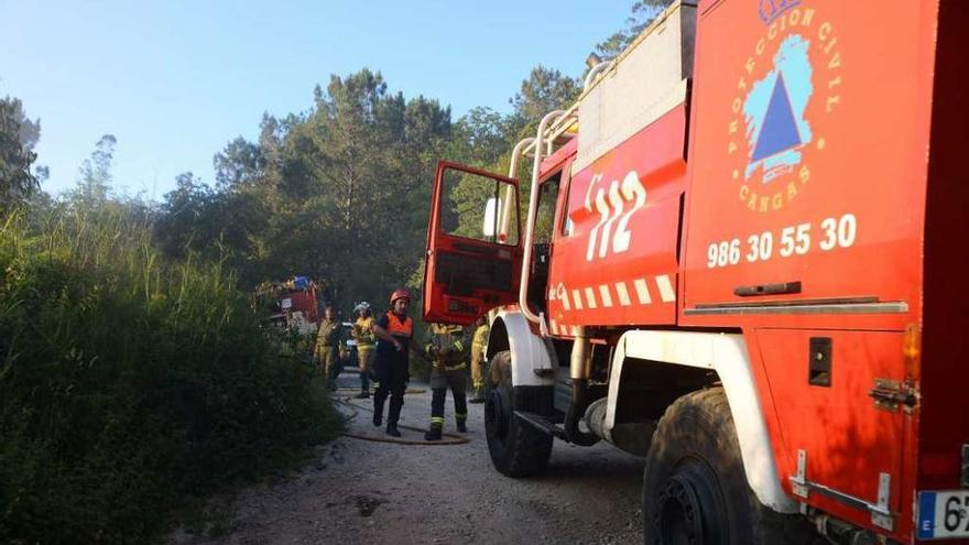 Efectivos del grupo de Emerxencias-Protección Civil Cangas sofocan un indendio en Coiro. // G.Núñez